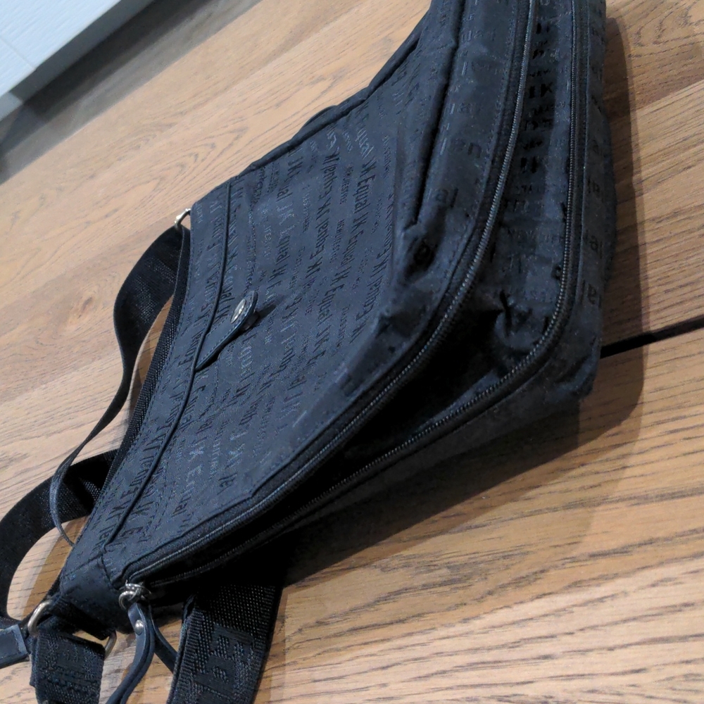 Adjustable crossbody bag/purse. Black - Picture 10 of 10